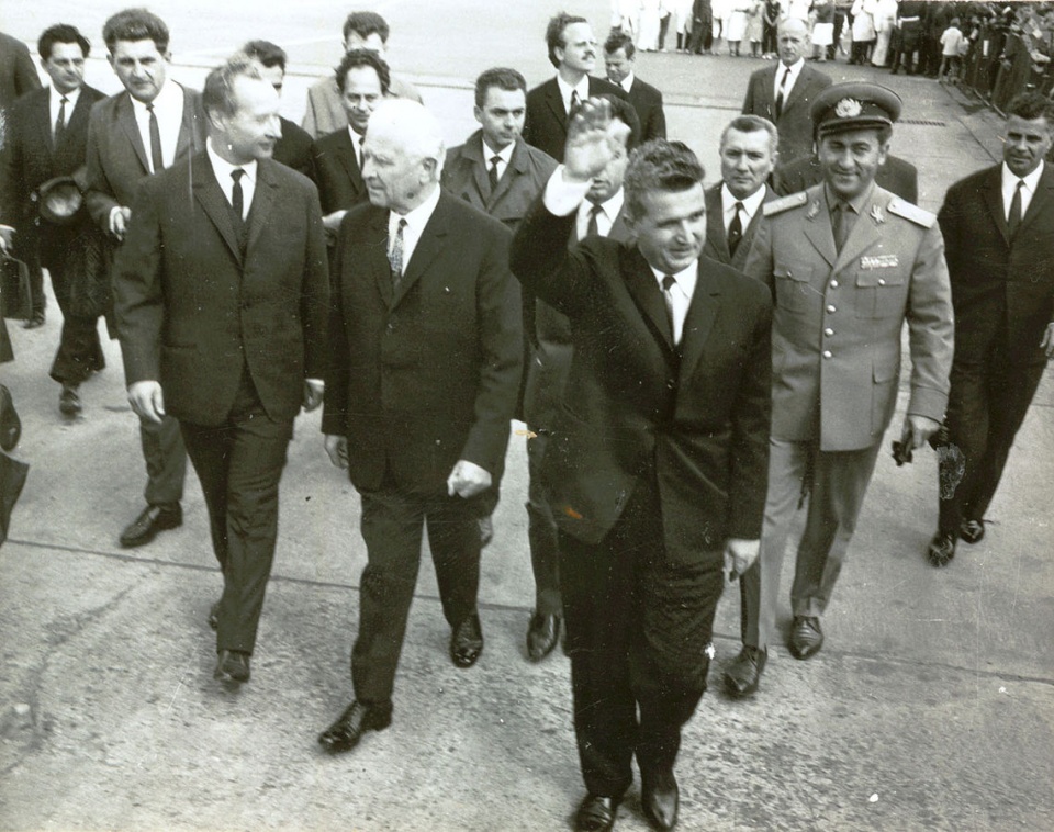 Wizyta Dubčeka (w pierwszym rzędzie, pierwszy z lewej) w 1968 roku w Rumunii, rządzonej wówczas przez Nicolae Ceauşescu [By unknown, image comes from the Romanian National Archives - Fototeca online a comunismului românesc, photo #G539, 202/1968, Attribut