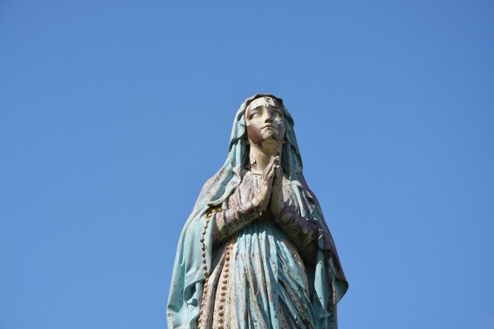 Posąg Najświętszej Maryi Panny [źródło: Obraz JacLou DL z Pixabay ]