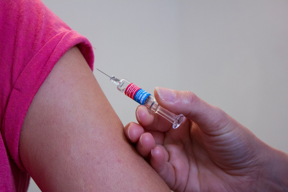 Szczepić się teraz czy lepiej nie szczepić? [fot. https://pixabay.com/pl/photos/szczepienia-lekarz-zastrzyk-1215279/]