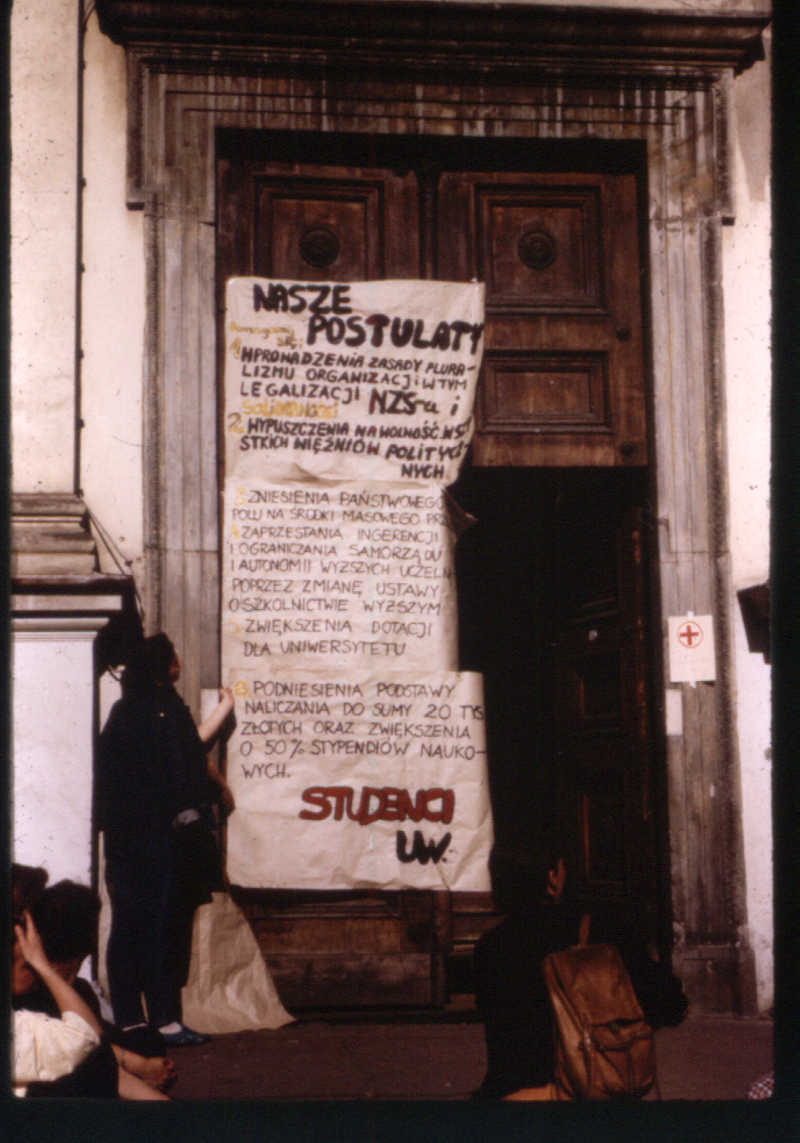 Postulaty wywieszone na Uniwersytecie Warszawskim w czasie demonstracji w maju 1988. W pierwszym postulacie studenci domagają się legalizacji NZS [Rafał Werbanowski - author