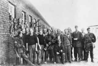 Uwolnieni z Gęsiówki Żydzi wraz z żołnierzami Armii Krajowej z plutonu „Alek” kompanii „Rudy” batalionu „Zośka”. [fot. wikipedia]