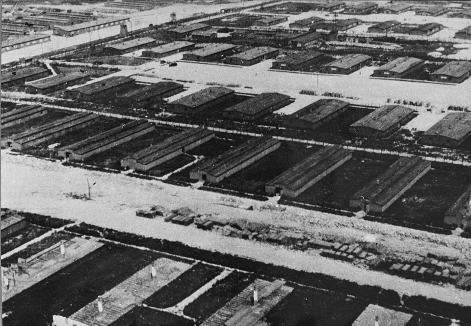 Niemiecki obóz Majdanek w latach II wojny światowej. Fotografia ze zbiorow Muzeum w Majdanku, wykonana 24 czerwca 1944 z samolotu wywiadowczego. [Majdanek Museum USHMM]