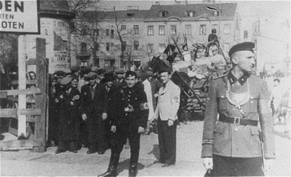 Policjanci niemieccy i żydowscy pilnujący wejścia na teren getta łódzkiego [www.ushmm.gov]
