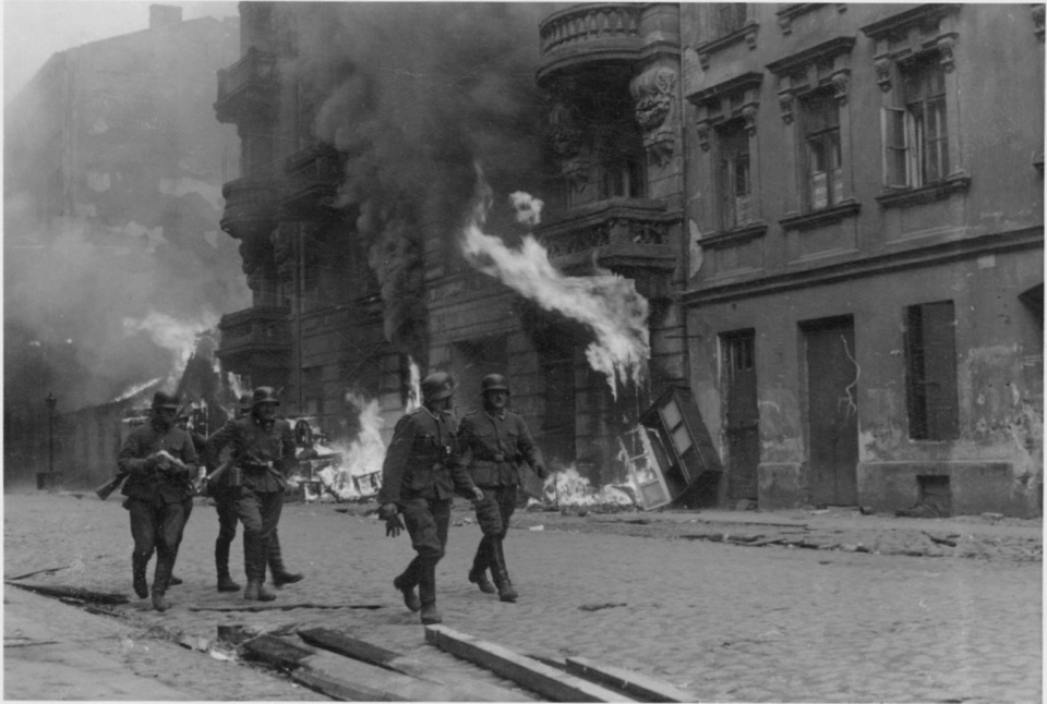 Fotografia z Raportu Stroopa. [fot. https://pl.wikipedia.org/wiki/Powstanie_w_getcie_warszawskim#/media/Plik:Ghetto_Uprising_Warsaw2.jpg]