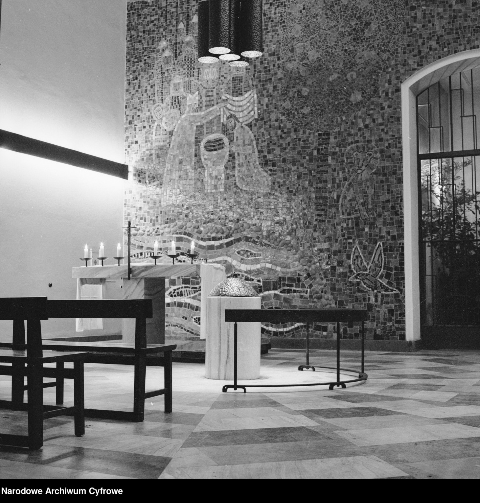 Kościół św. Teresy od Dzieciątka Jezus w Warszawie-Włochach, w tle mozaika autorstwa Zbigniewa Łoskota, przedstawiająca Chrzest Polski. [fot. Narodwe Archiwum Cyfrowe]
