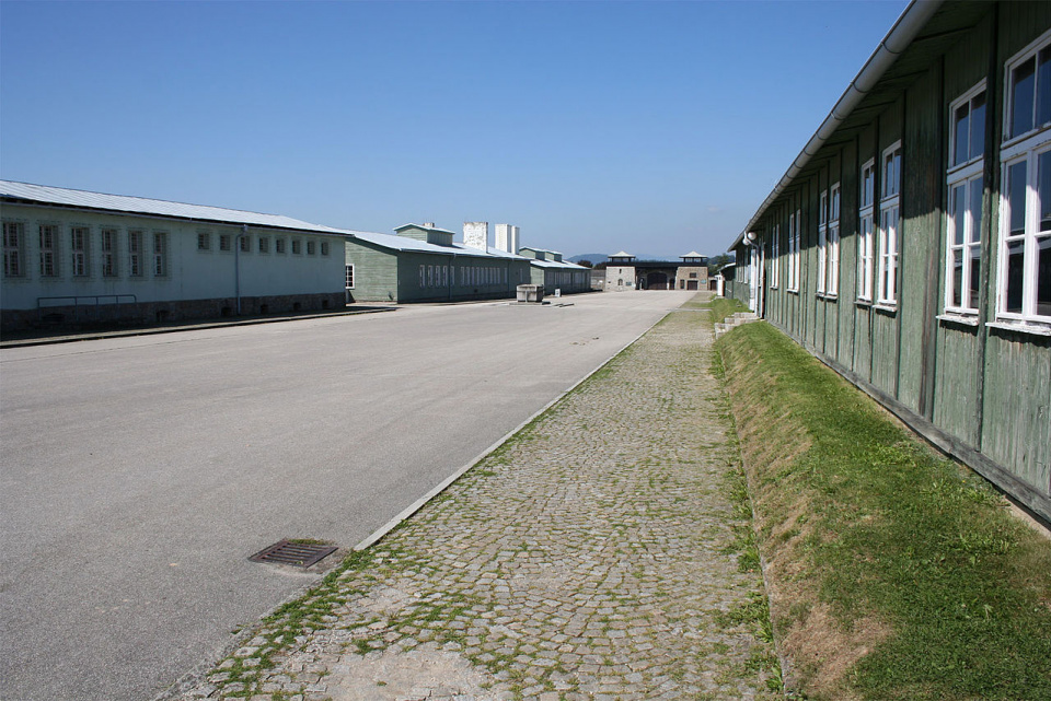 KL Mauthausen: fragment dawnego obozu (2006 rok) [fot. pl.wikipedia.org/wiki/Mauthausen_(KL)#/media/Plik:Mauthausen-barracks.jpg]