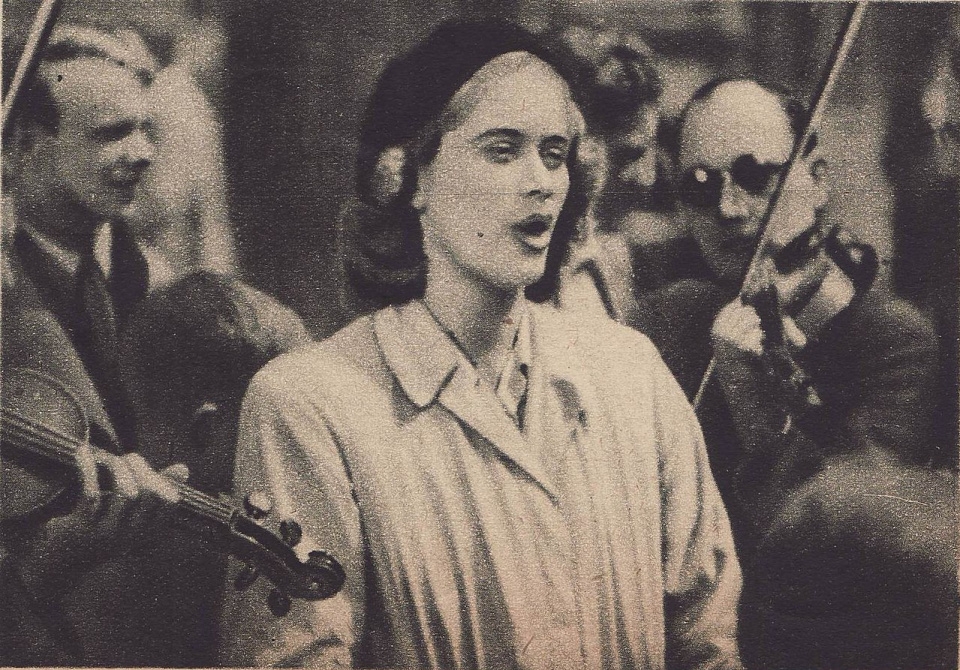 Alina Janowska w filmie Zakazane piosenki (1946) [fot. wikipedia/domena publiczna]