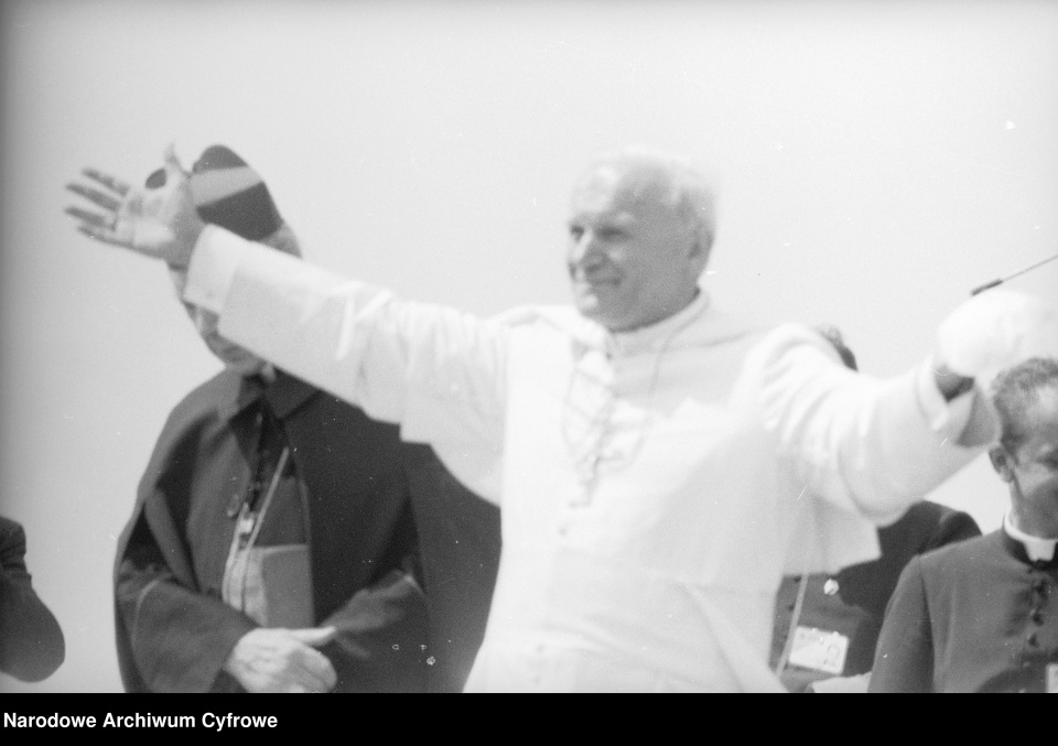 Spotkanie papieża Jana Pawła II z wiernymi w Gębarzewie pod Gnieznem podczas I pielgrzymki do Polski [fot. NAC]