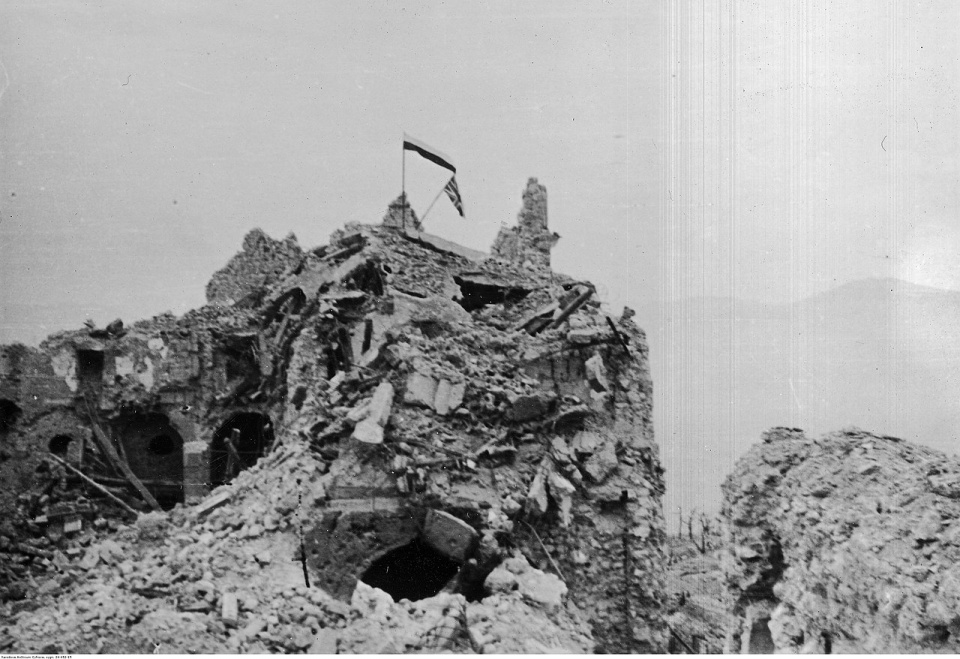 Flagi polska i brytyjska na ruinach klasztoru na Monte Cassino. [fot wikipedia domena publiczna/NAC]