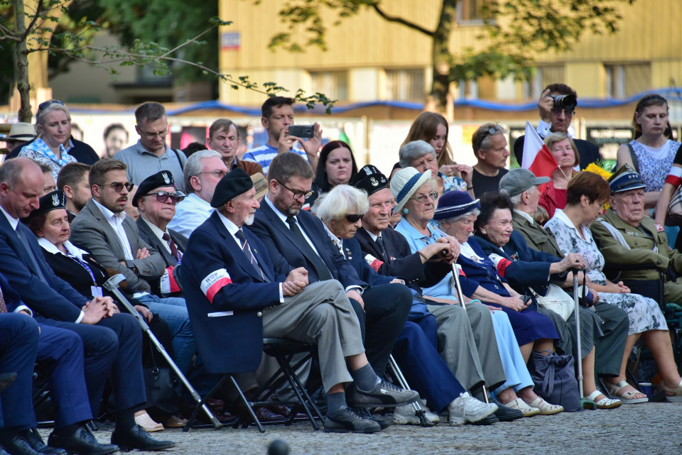 Uroczystości rocznicowe pod Pomnikiem Ofiar Rzezi Woli w Warszawie w 2019 roku - w pierwszym rzędzie od prawej siedzi Kazimierz Klimczak,czwarta od prawej Jolanta Kolczyńska, a piąta Zofia Czekalska.
