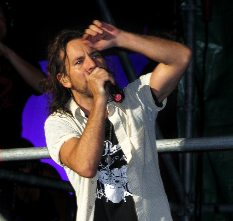 Eddie Vedder i Pearl Jam podczas koncertu we Włoszech (2006) [fot. Marco Annunziata/https://commons.wikimedia.org/wiki]