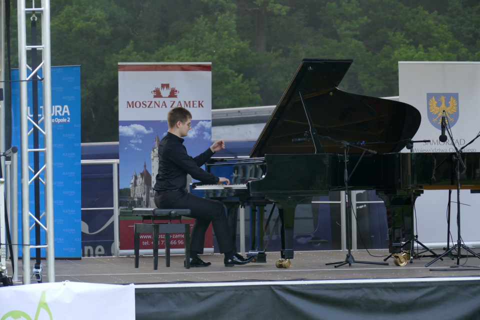 Mateusz Maciołek podczas recitalu w ramach 37. Festiwalu "Muzyczne Święto Kwitnących Azali" w Mosznej [fot. Małgorzata Ślusarczyk]