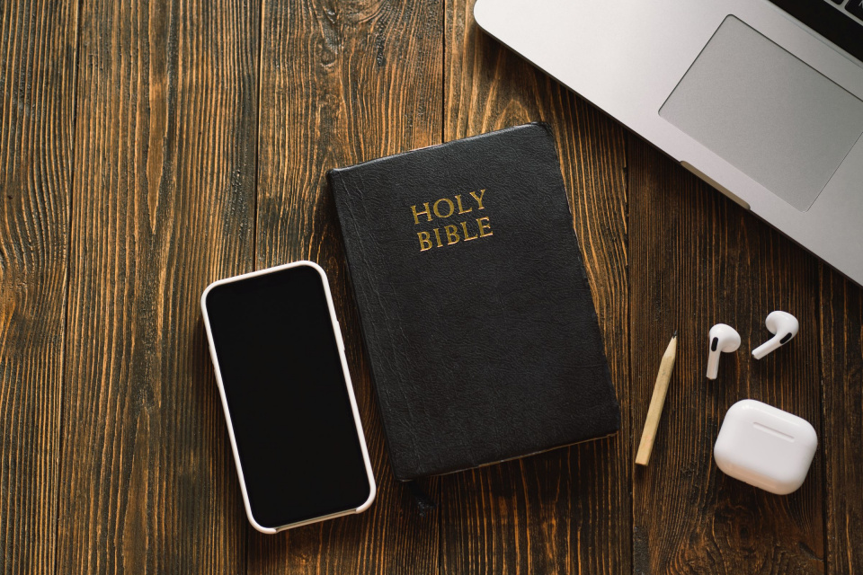Biblia, cyfrowi misjonarze [źródło: Envato Elements]