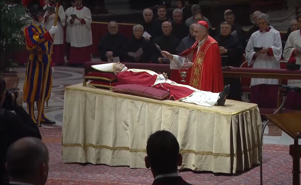 Ciało Benedykta XVI, wystawione w bazylice św. Piotra. [fot. Agência Lusa - "Papa Bento XVI em câmara ardente" (0m 17s)]