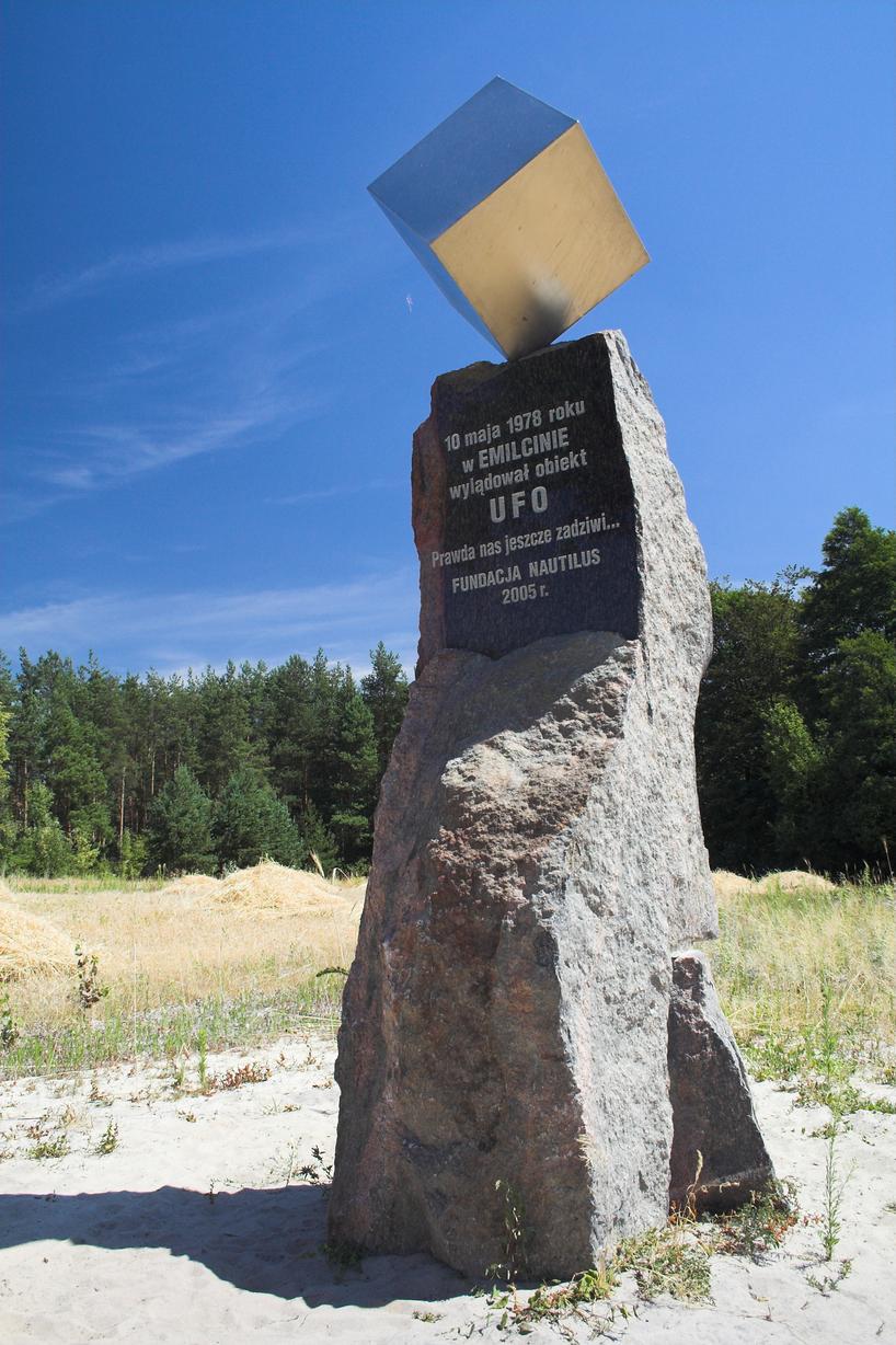 Pomnik UFO w Emilcinie (woj. lubelskie) [fot. https://commons.wikimedia.org/wiki/File:Emilcin-pomnik.jpg]