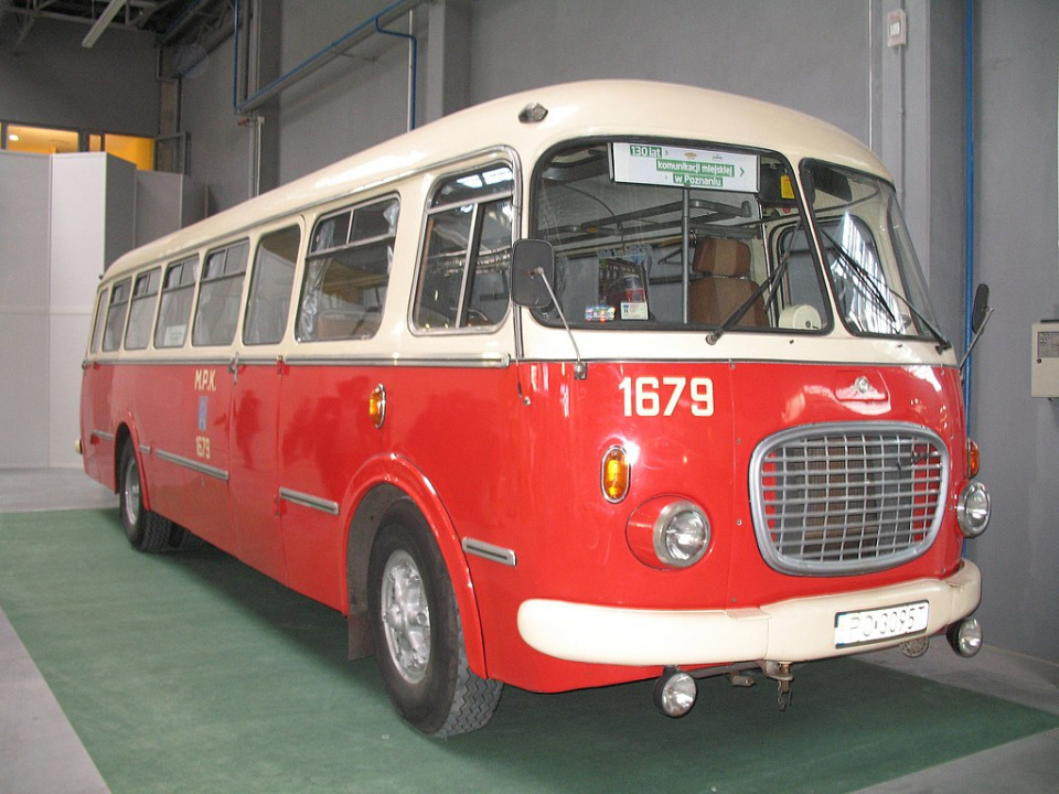 Autobus Jelcz 043 (#1679) należący do MPK Poznań na targach Transexpo 2010 w Kielcach. W 1985 roku odbudowany w zakładach Jelcz [fot. Lukas 3z, Public domain, via Wikimedia Commons]