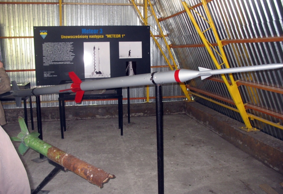 Rekonstrukcja rakiety Meteor 3 z poligonu pod Łebą (obecnie muzeum) [fot. https://commons.wikimedia.org/wiki]