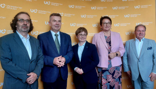 Міністр науки Польщі Даріуш Вєчорек (другий зліва) разом із представниками Опольського університету та влади регіону (фото Світлани Мех)