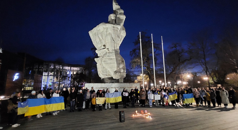 В Ополі 24 лютого на головній площі міста вшанували пам’ять полеглих захисників України (фото Світлани Мех)