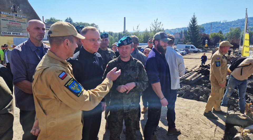 Президент Польщі Анджей Дуда сьогодні прибув у постраждалі від повені Глухолази (фото Марчін Бочек)