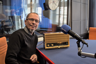 Włodzimierz Szwajcowski w swoim mini muzeum Polskie Radio Lampowe „PRL” [fot. Krzysztof Dobrowolski]