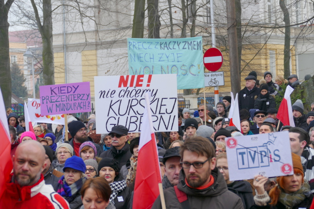 Pierwsza opolska manifestacja Komitetu Obrony Demokracji. Ulicami Opola przeszedł marsz w obronie mediów