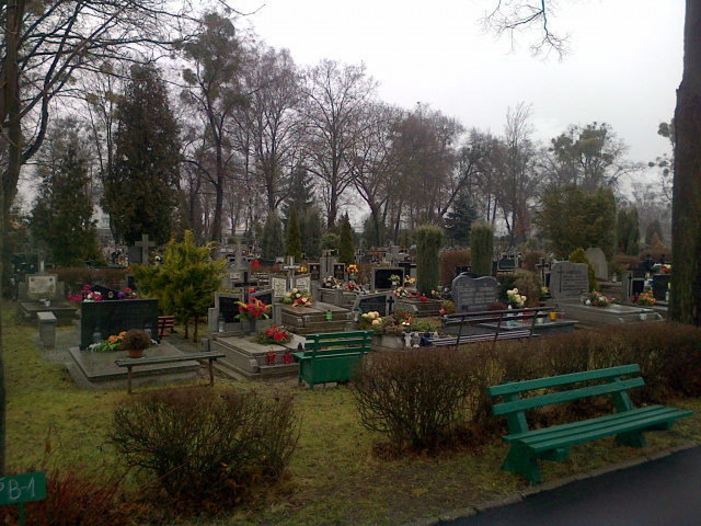 Straż miejska pilnuje porządku wokół cmentarza na Półwsi w Opolu. Zamontowano fotopułapki