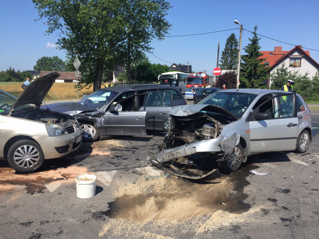 Opole: zderzenie 3 aut na Krapkowickiej. 2 osoby w szpitalu
