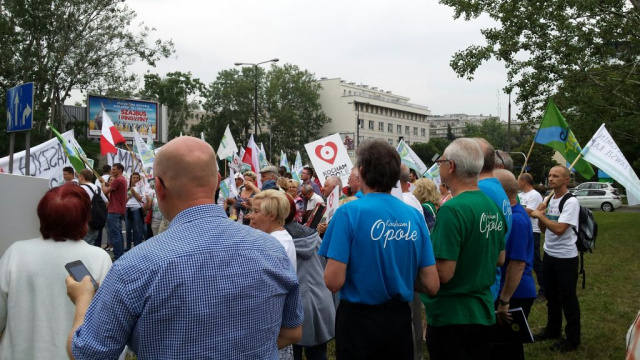 Dwie skrajne manifestacje w Warszawie. Jedni za drudzy przeciw Dużemu Opolu