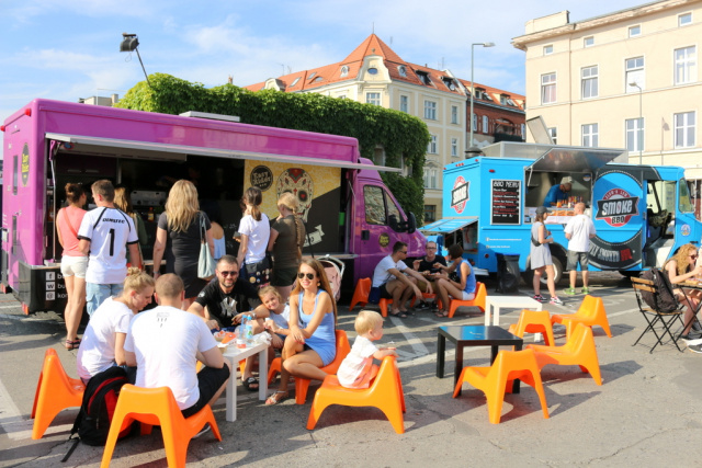 Food trucki w centrum Opola zainteresowały mieszkańców [ZDJĘCIA]