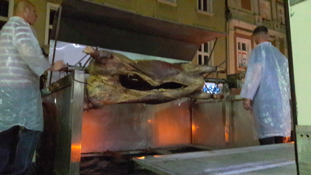 Trwa pieczenie wielkiego byka na rynku w Opolu