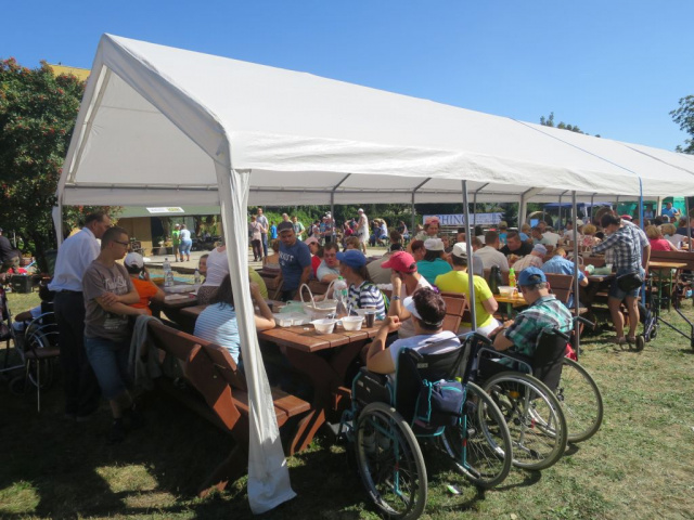 Ponad 1000 osób bawi się na pikniku integracyjnym w Nysie w świecie country [ZDJĘCIA]