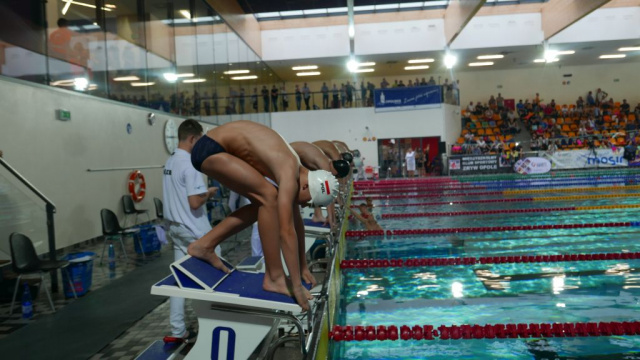 Młodzi pływacy z całej Europy walczą o medale na pływalni Wodna Nuta