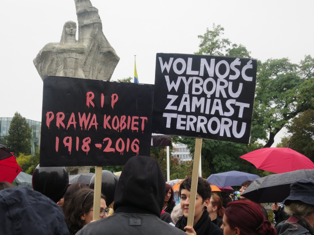 Uczestniczki Czarnego protestu manifestowały przed opolskim ratuszem