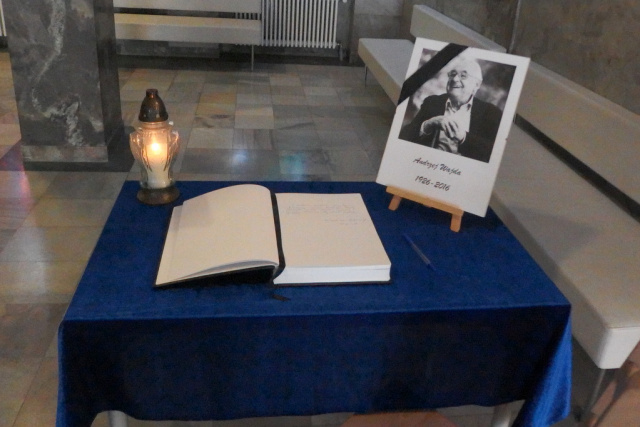 Opolanie żegnają Andrzeja Wajdę. Księga kondolencyjna wystawiona w ratuszu