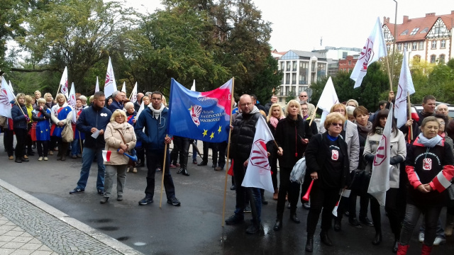 Związek Nauczycielstwa Polskiego przeciw reformie edukacji. Nauczyciele manifestowali w Opolu