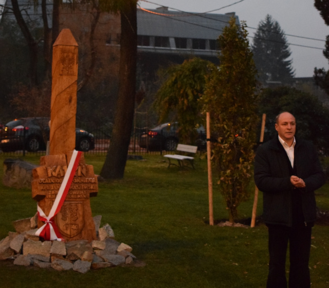 Dęby upamiętniają oficerów, którzy zginęli w Katyniu. Kolejny zasadzono w Głuchołazach