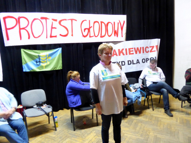 Protestujący zaostrzą protest i żądają przyjazdu premier Beaty Szydło