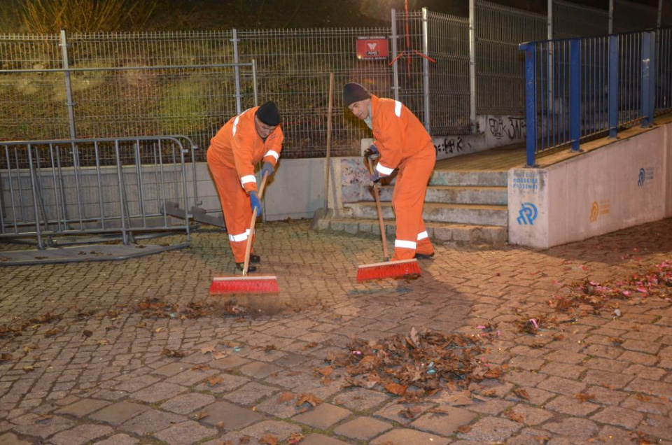 Kiedy jedni się bawią inni pracują aby posprzątać Opole [fot. Piotr Wrona]