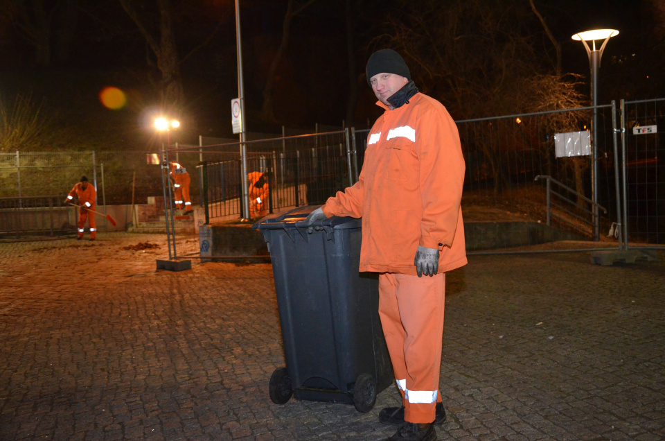 Kiedy jedni się bawią inni pracują aby posprzątać Opole [fot. Piotr Wrona]