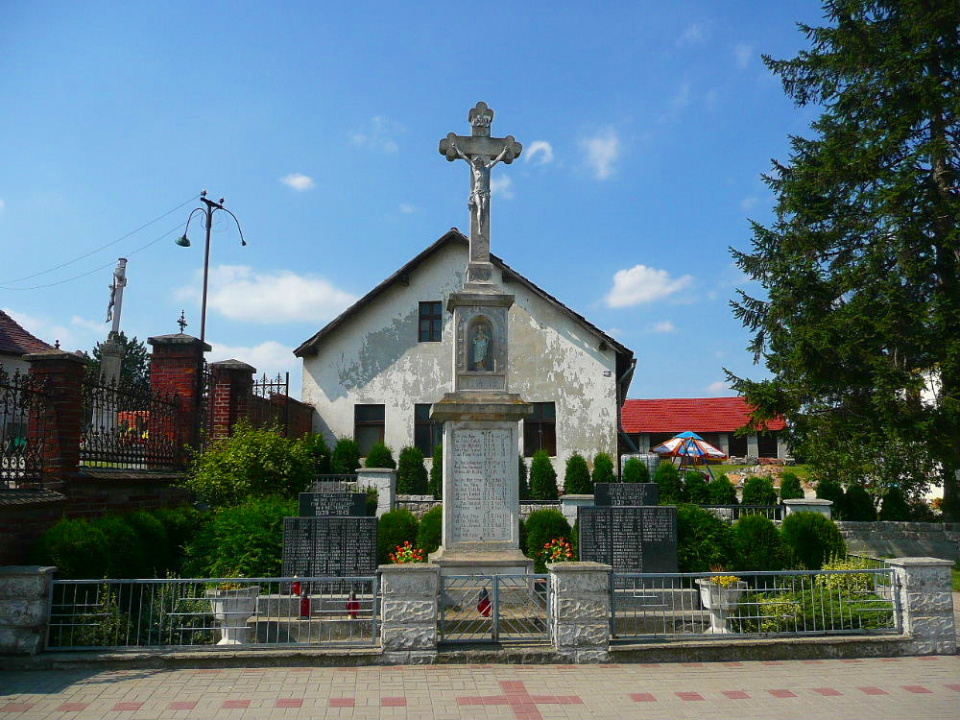 Pomnik mieszkańców Biedrzychowic, żołnierzy niemieckich poległych w wojnach światowych [zdj. dolny-slask.org.pl]