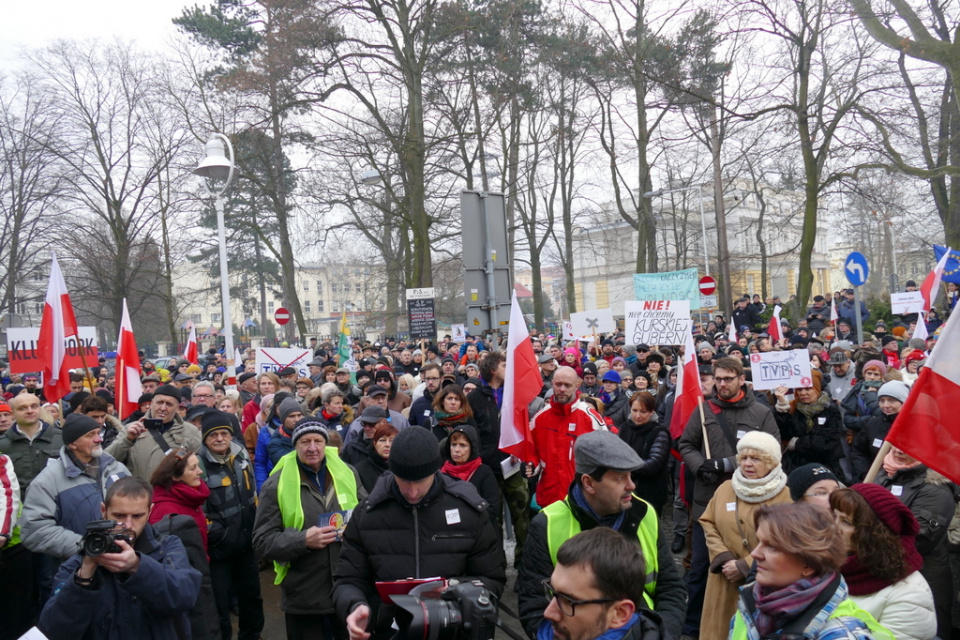 Manifestacja KOD w obronie mediów publicznych [fot. Witold Wośtak]
