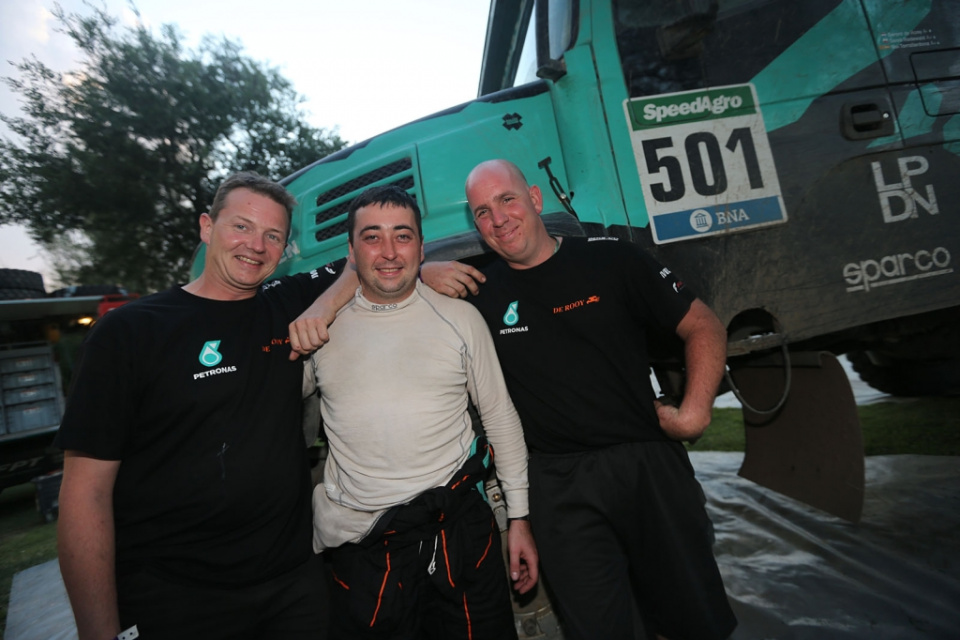 Dariusz Rodewald z Olesna (w środku) w zwycięskiej ekipie De Rooy Team podczas Rajdu Dakar 2016 [fot. Team De Rooy]