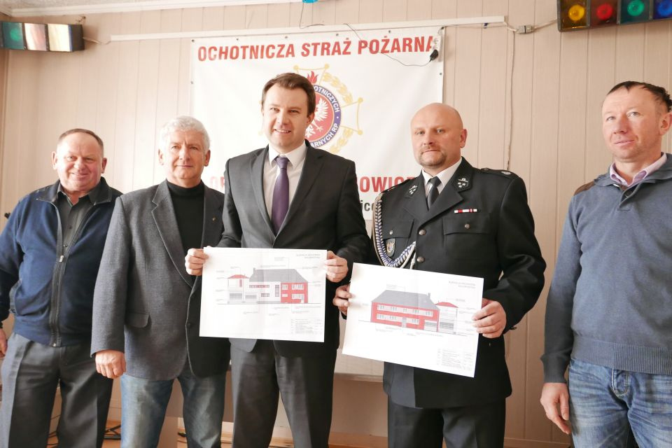 Prezydent Arkadiusz Wiśniewski ze strażakami ochotnikami [fot. Aneta Skomorowska]