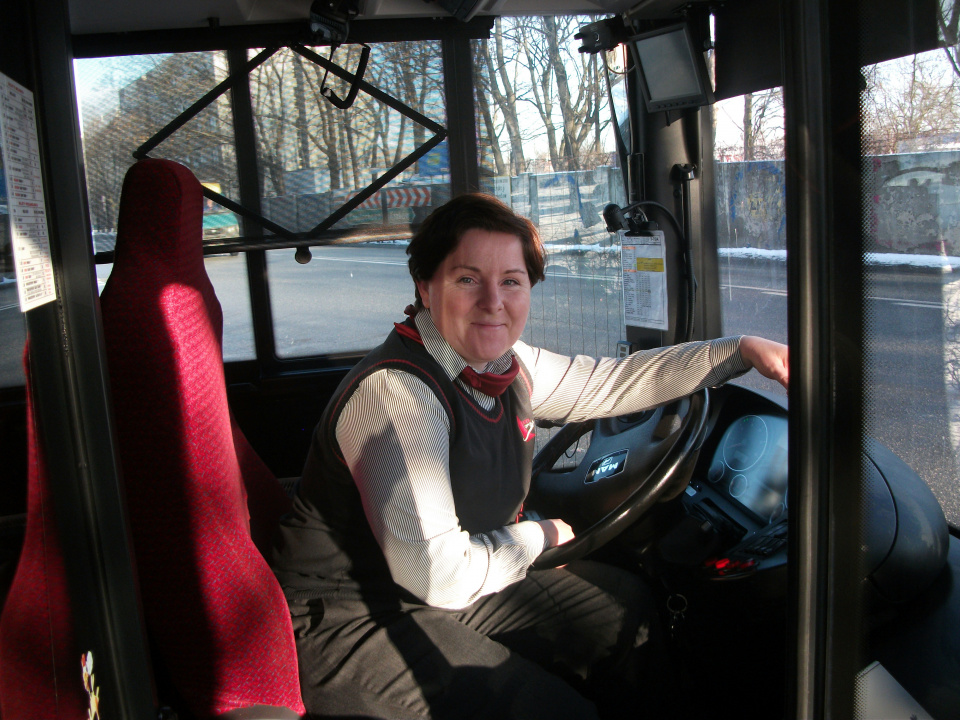 Elżbieta Pęgiel, która w 2008 roku została pierwszą kobietą za kierownicą miejskiego autobusu w Opolu [fot. Monika Antczak]