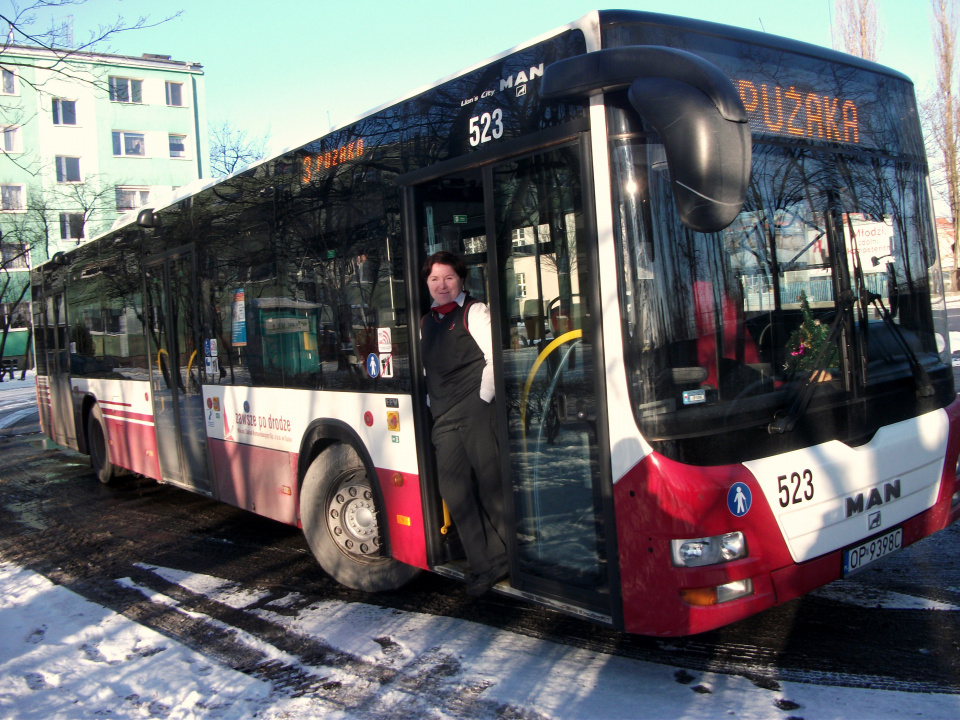 Elżbieta Pęgiel, która w 2008 roku została pierwszą kobietą za kierownicą miejskiego autobusu w Opolu [fot. Monika Antczak]