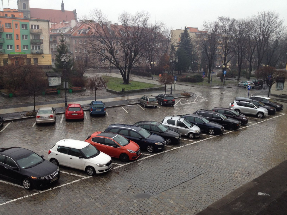Parking przed brzeskim Ratuszem może być bezpłatny [fot. Maciej Stępień]