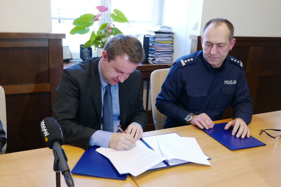 W urzędzie miasta podpisano umowę z policją [fot. Aneta Skomorowska]