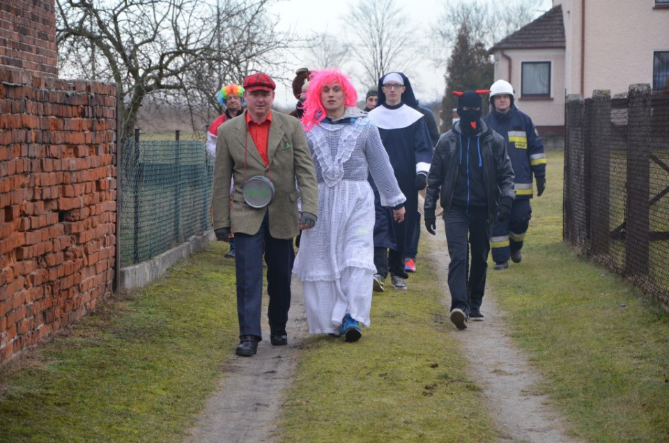 Wodzą niedźwiedzia w Przyworach. Wspólna zabawa kilku pokoleń [fot. Piotr Wrona]