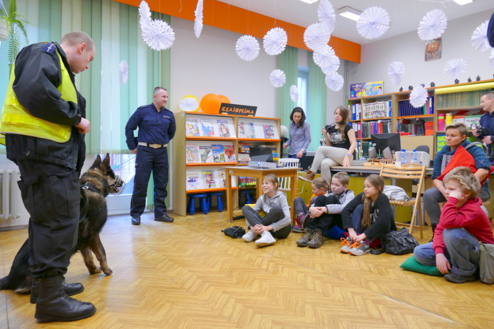 Spotkanie policji z dziećmi w Oddziale Obcojęzycznym WBP [fot. Witold Wośtak]